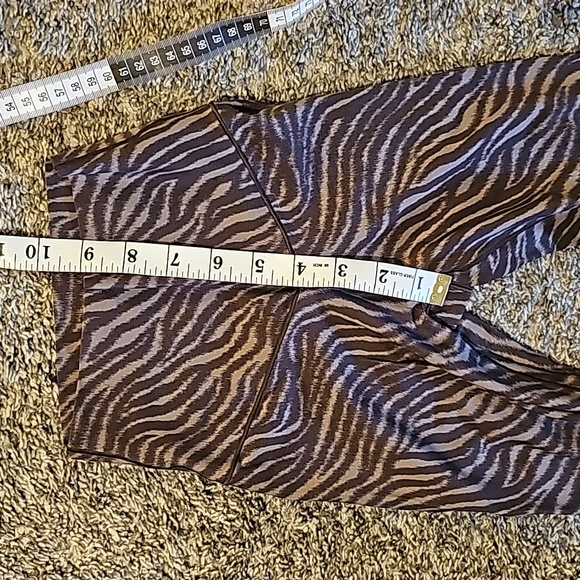 STUNNING OFFLINE BY AERIE REAL ME HIGH WAISTED ZEBRA PRINTED LEGGINGS - Picture 6 of 10